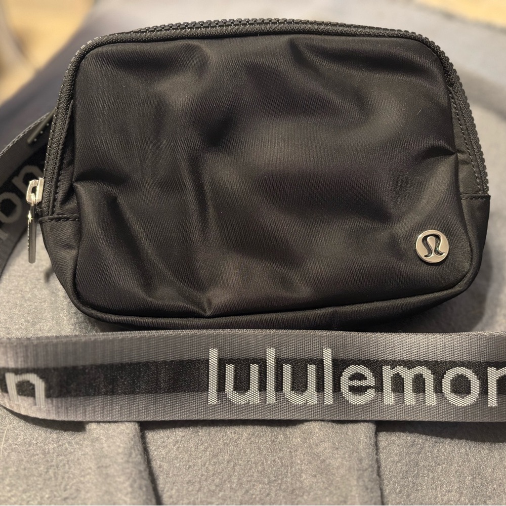 lululemon athletica everywhere belt bag black/black and gray